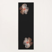 Elegante doorschijnende bloem op zwart yogamat (Achterkant)