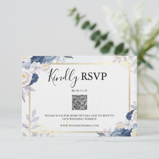 Elegante Dusty Blauw en Goud Bloemen RSVP QR Code (Staand voorkant)