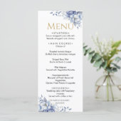 Elegante Dusty Blauw en Goud Bloemen Trouwdiner Menu (Staand voorkant)
