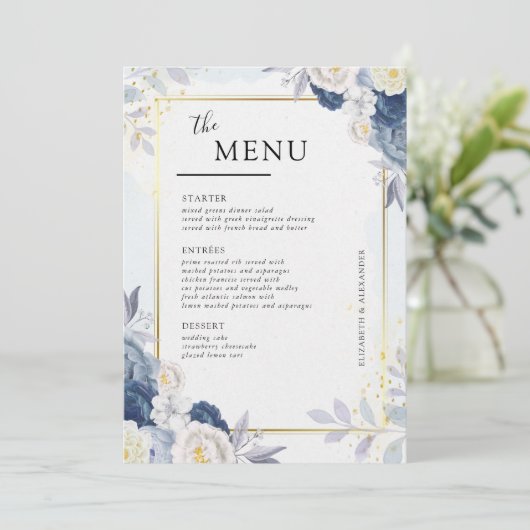 Elegante Dusty Blauw en Goud Bloemen Trouwtafel Menu (Staand voorkant)