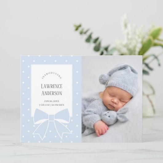 Elegante Dusty Blue Bow Baby Boy 2 Foto Geboorte Aankondiging (Staand voorkant)