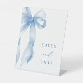 Elegante Dusty Blue Bow Kaarten en geschenken Reclamebord Met Voetstuk (Voorkant)