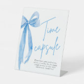Elegante Dusty Blue Bow Time Capsule Game Sign Reclamebord Met Voetstuk (Voorkant)