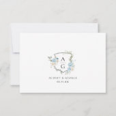 Elegante Dusty Blue Floral Monogram Crest QR Code RSVP Kaartje (Achterkant)