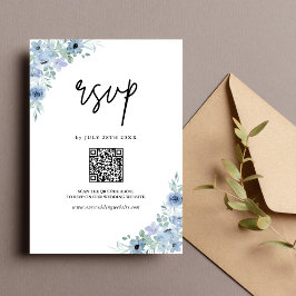 Elegante Dusty Blue Floral QR Code Wedding RSVP Kaartje