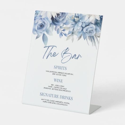 Elegante Dusty Blue Floral Wedding Bruids Bar Reclamebord Met Voetstuk (Voorkant)