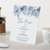 Elegante Dusty Blue Floral Wedding Bruids Bar Reclamebord Met Voetstuk (Insitu)