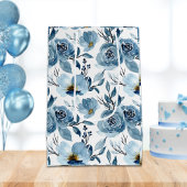 Elegante Dusty Blue Floral White Happy Birthday Medium Cadeauzakje