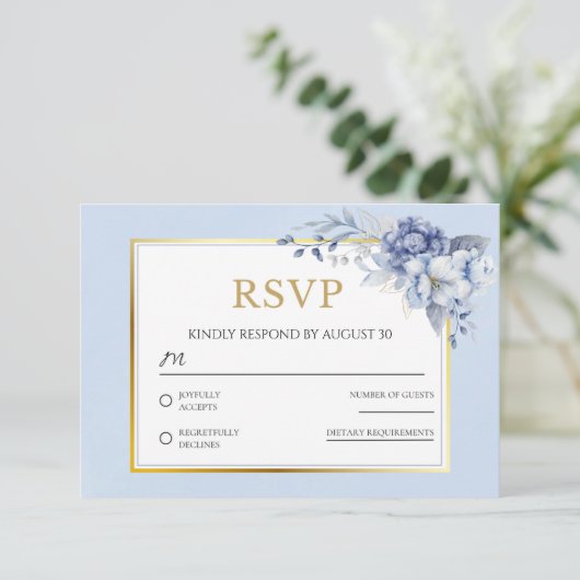 Elegante Dusty Blue Gold Floral Wedding RSVP Kaart (Staand voorkant)