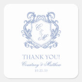 Elegante Dusty Blue Monogram Crest Bedankt Vierkante Sticker (Voorkant)