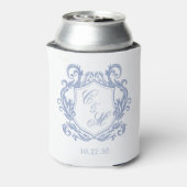 Elegante Dusty Blue Monogram Crest Wedding Blikjeskoeler (Blikje Achterkant)