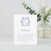 Elegante Dusty Blue Monogram Crest Wedding Details Informatiekaartje (Staand voorkant)