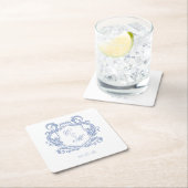 Elegante Dusty Blue Monogram Crest Wedding Kartonnen Onderzetters (Insitu)