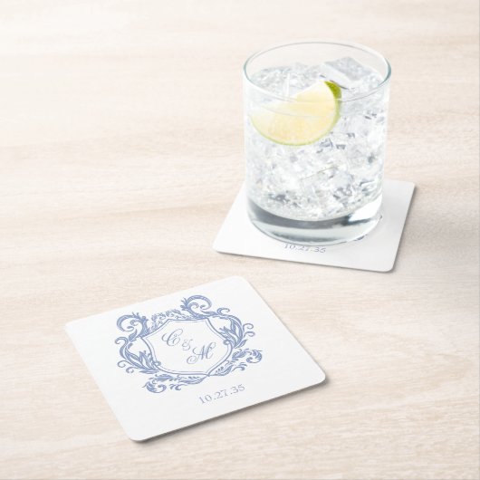 Elegante Dusty Blue Monogram Crest Wedding Kartonnen Onderzetters (Insitu)