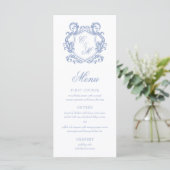 Elegante Dusty Blue Monogram Crest Wedding Menu (Staand voorkant)
