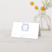 Elegante Dusty Blue Monogram Crest Wedding Plaatskaartje (Voorkant)