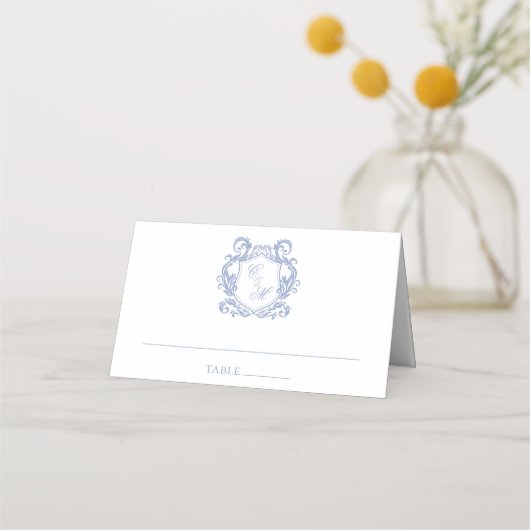 Elegante Dusty Blue Monogram Crest Wedding Plaatskaartje (Voorkant)