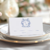 Elegante Dusty Blue Monogram Crest Wedding Plaatskaartje