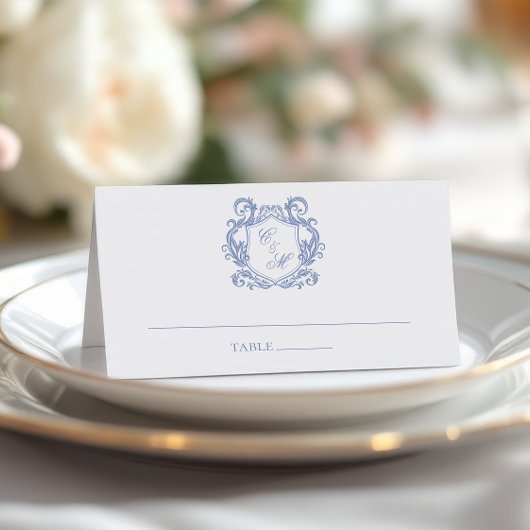 Elegante Dusty Blue Monogram Crest Wedding Plaatskaartje