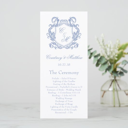 Elegante Dusty Blue Monogram Crest Wedding Programmakaart (Staand voorkant)