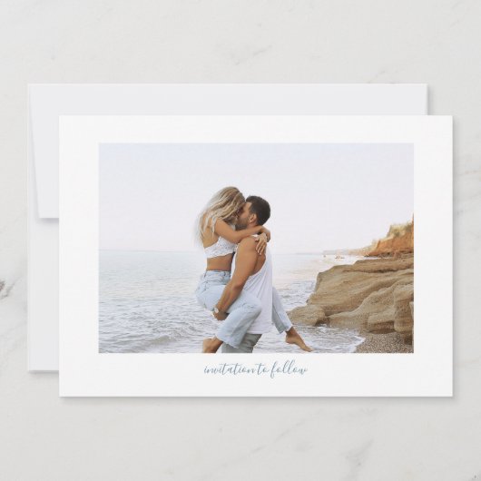 Elegante Dusty Blue Monogram Crest Wedding Save The Date (Achterkant)