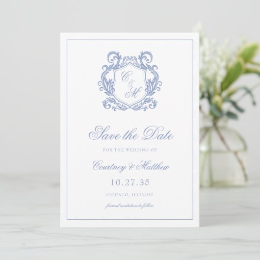 Elegante Dusty Blue Monogram Crest Wedding Save The Date (Staand voorkant)