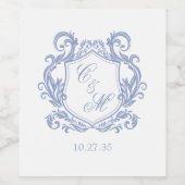 Elegante Dusty Blue Monogram Crest Wedding Wijn Etiket (Enkel label)