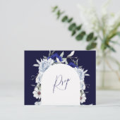 Elegante Dusty Blue Navy Bloemboog Trouwen RSVP Briefkaart (Staand voorkant)