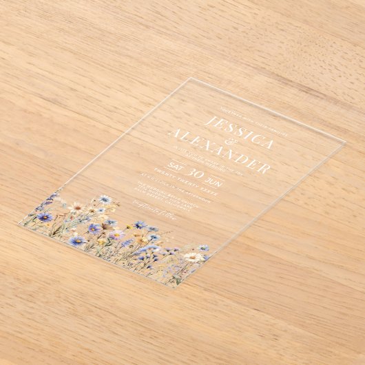 Elegante Dusty Blue Wildflowers Huwelijk Clear Acryl Uitnodigingen (Laagn)