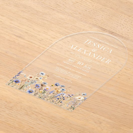 Elegante Dusty Blue Wildflowers Wedding Clear Arch Acryl Uitnodigingen (Laagn)