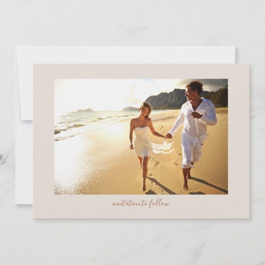 Elegante Ecru Monogram Crest Trouwfoto Save The Date (Achterkant)