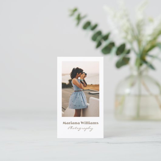 Elegante eenvoudige bruine script fotograaf QR cod Visitekaartje (Staand voorkant)