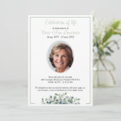 Elegante eenvoudige eucalyptus groene foto begrafe kaart (Staand voorkant)