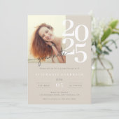 Elegante eenvoudige fotoscript afstudeerfeest kaart (Staand voorkant)