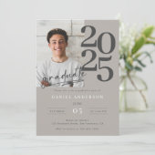 Elegante eenvoudige fotoscript afstudeerfeest kaart (Staand voorkant)