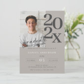 Elegante eenvoudige fotoscript afstudeerfeest kaart (Staand voorkant)