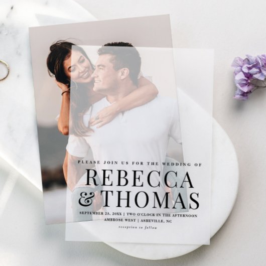 Elegante eenvoudige kalligrafie bruiloft foto over vellum uitnodigingen