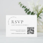 Elegante eenvoudige minimalistische kalligrafie QR RSVP Kaartje (Staand voorkant)