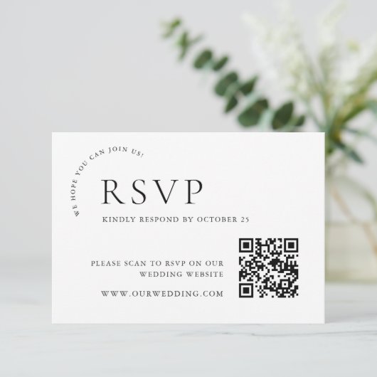 Elegante eenvoudige minimalistische kalligrafie QR RSVP Kaartje (Staand voorkant)