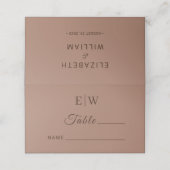 Elegante Eenvoudige Mocha Mousse met Monogram Huwe Plaatskaartje (Buitenkant ongevouwen)