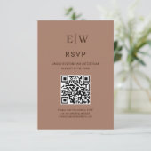 Elegante Eenvoudige Mocha Mousse met Monogram Huwe RSVP Kaartje (Staand voorkant)