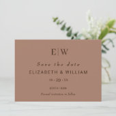 Elegante Eenvoudige Mocha Mousse met Monogram Huwe Save The Date (Staand voorkant)