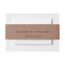 Elegante Eenvoudige Mocha Mousse met Monogram Huwe Uitnodigingen Wikkel