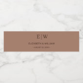 Elegante Eenvoudige Mocha Mousse met Monogram Huwe Waterfles Etiket (Enkel label)