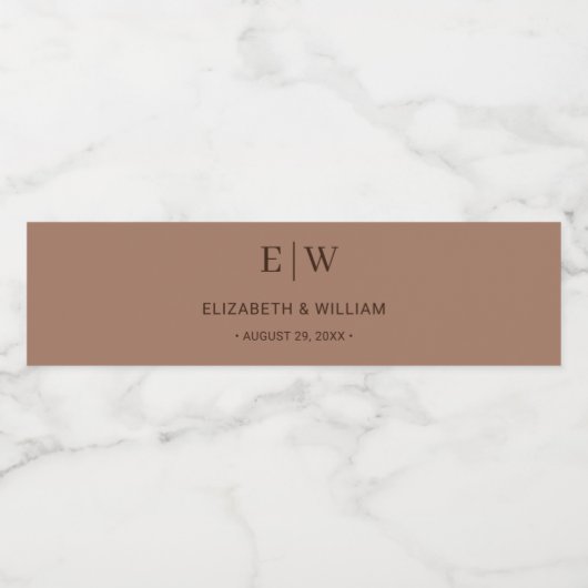 Elegante Eenvoudige Mocha Mousse met Monogram Huwe Waterfles Etiket (Enkel label)