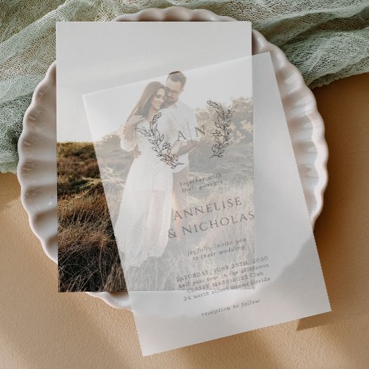 Elegante eenvoudige monogram overlay bruiloft vellum uitnodigingen