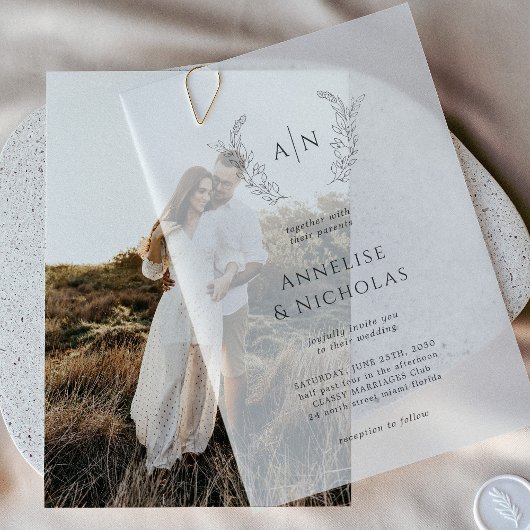 Elegante eenvoudige monogram overlay bruiloft vellum uitnodigingen