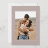 Elegante Eenvoudige Neutrale Mocha Mousse Fotobrui Save The Date (Achterkant)