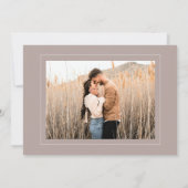 Elegante Eenvoudige Neutrale Mocha Mousse Trouwfot Save The Date (Achterkant)