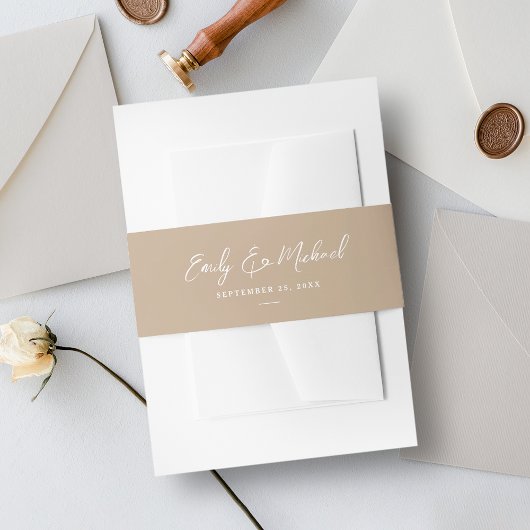 Elegante eenvoudige taupe minimale script bruiloft uitnodigingen wikkel